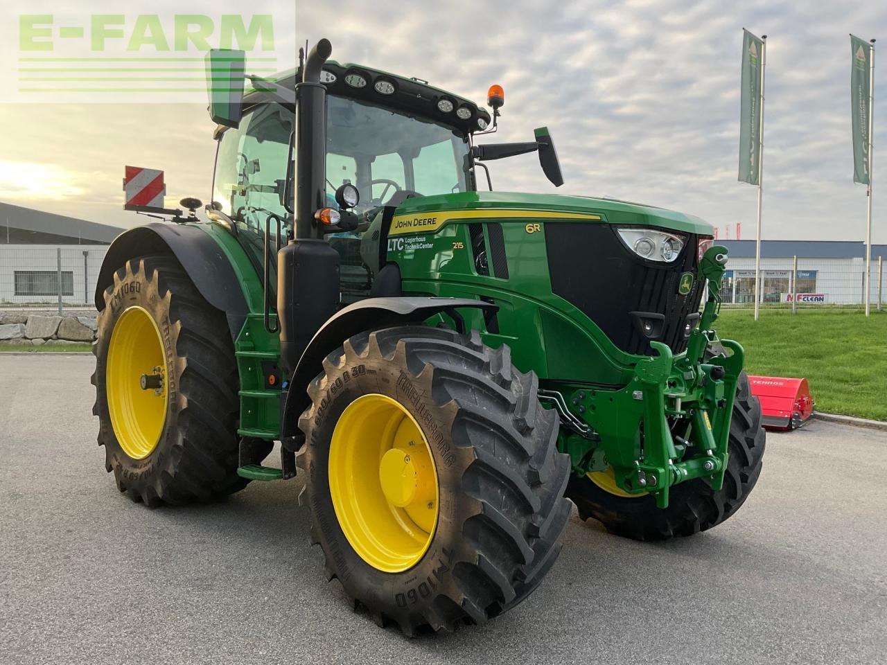 John Deere 6R 215 - جرار: صور 4 John Deere 6R 215 - جرار: صور 4