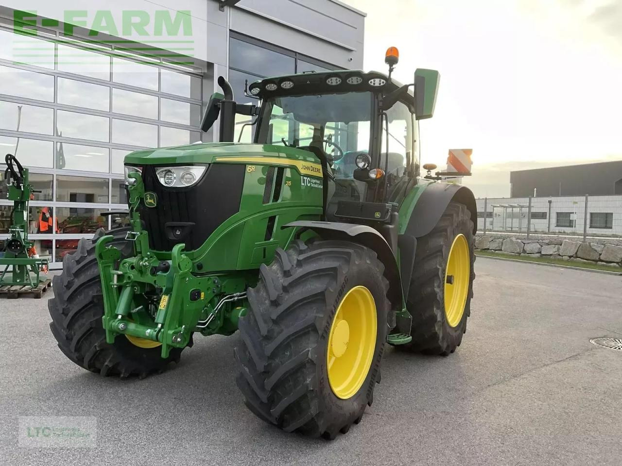 John Deere 6r 215 - جرار: صور 1 John Deere 6r 215 - جرار: صور 1