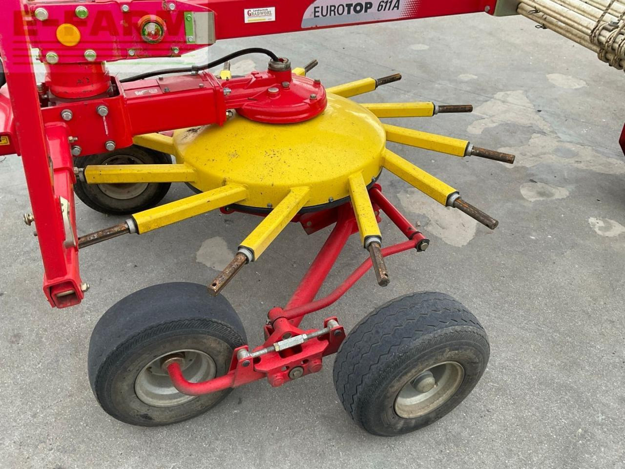 لمّامَة القش Pöttinger Top 611: صور 11 لمّامَة القش Pöttinger Top 611: صور 11