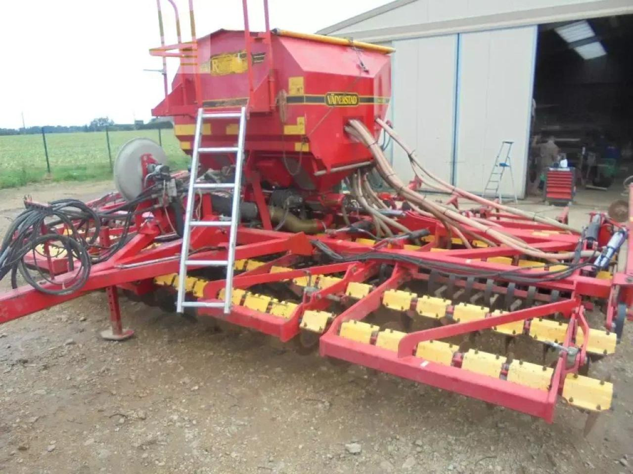 Väderstad rapid 600 - وضع البذور فى خطوط: صور 1 Väderstad rapid 600 - وضع البذور فى خطوط: صور 1
