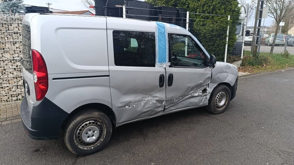 Opel Combo Kastenwagen Transp. Seitenschaden fahrbereit - الشاحنات الصغيرة صندوق مغلق: صور 3 Opel Combo Kastenwagen Transp. Seitenschaden fahrbereit - الشاحنات الصغيرة صندوق مغلق: صور 3
