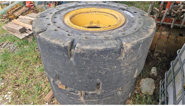 Big Vollgummi Räder 20,5 x 25 mit Volvo Felgen - الإطارات: صور 1 Big Vollgummi Räder 20,5 x 25 mit Volvo Felgen - الإطارات: صور 1
