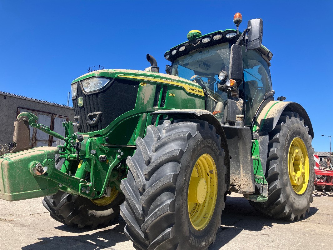 John Deere 6R250 - جرار: صور 1 John Deere 6R250 - جرار: صور 1