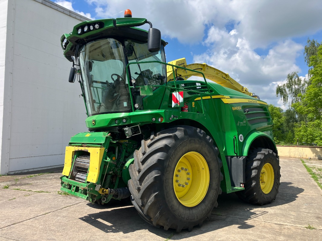 John Deere 8400i mit Kemper 360 und Pick-Up 639 - آلة حصاد: صور 1 John Deere 8400i mit Kemper 360 und Pick-Up 639 - آلة حصاد: صور 1