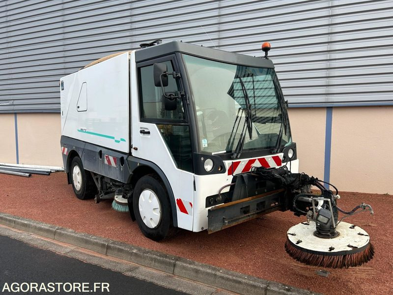 BALAYEUSE DE VOIRIE - AEBI - MFH 5500 - 2012 - 12 143 HEURES - سياره كنس شوارع: صور 2 BALAYEUSE DE VOIRIE - AEBI - MFH 5500 - 2012 - 12 143 HEURES - سياره كنس شوارع: صور 2