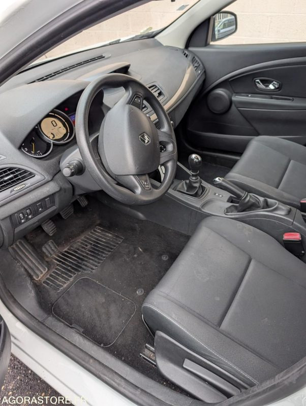 BERLINE MEGANE RENAULT 1.5 DCI BON ETAT 5 PLACES 200 010 KM - سيارة: صور 2 BERLINE MEGANE RENAULT 1.5 DCI BON ETAT 5 PLACES 200 010 KM - سيارة: صور 2