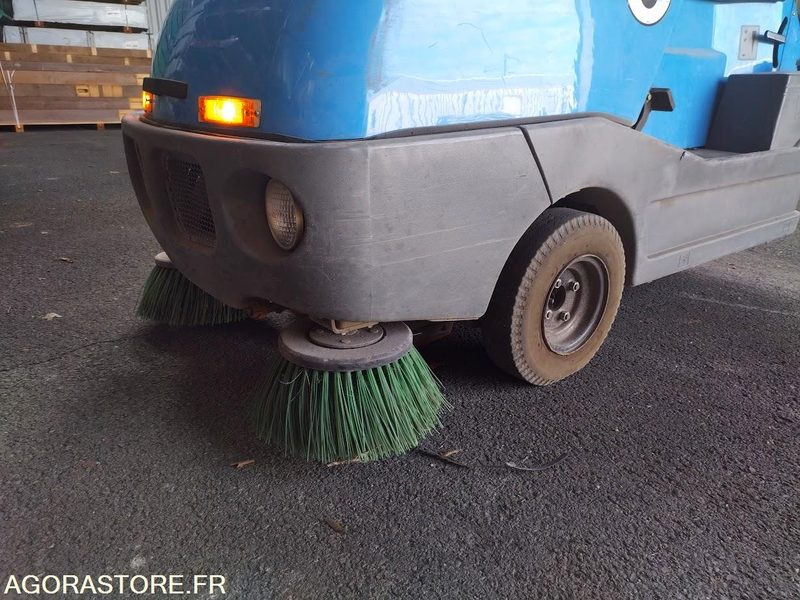 Balayeuse aspiratrice de trottoirs TENNANT LITTER HAWK 4100 - سياره كنس شوارع: صور 4 Balayeuse aspiratrice de trottoirs TENNANT LITTER HAWK 4100 - سياره كنس شوارع: صور 4