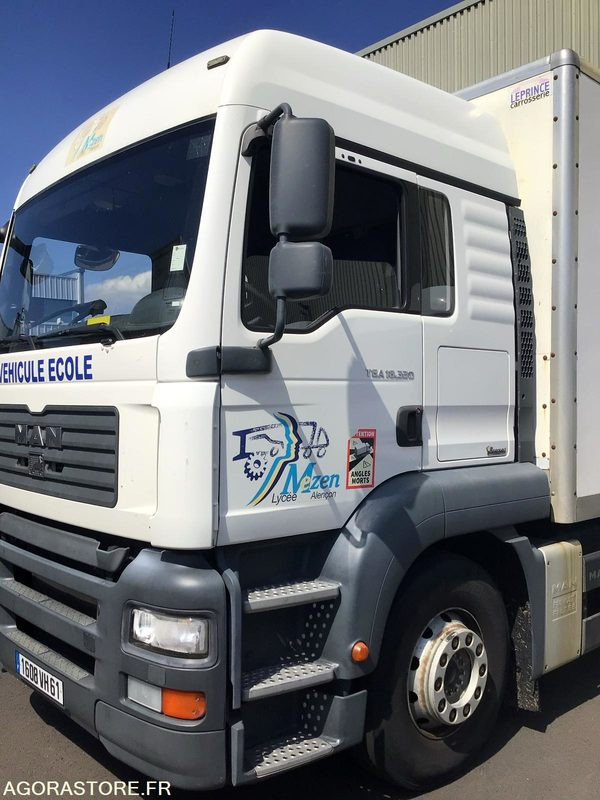 CAMION PORTEUR - شاحنة: صور 1 CAMION PORTEUR - شاحنة: صور 1