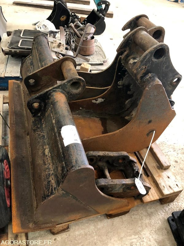 Coupleur et 3 Godets pour pelle 3 - 4.5 T - قطع الغيار - آلات البناء: صور 5 Coupleur et 3 Godets pour pelle 3 - 4.5 T - قطع الغيار - آلات البناء: صور 5