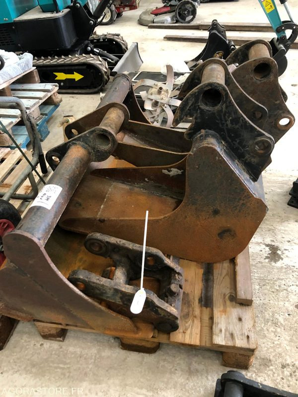 Coupleur et 3 Godets pour pelle 3 - 4.5 T - قطع الغيار - آلات البناء: صور 3 Coupleur et 3 Godets pour pelle 3 - 4.5 T - قطع الغيار - آلات البناء: صور 3