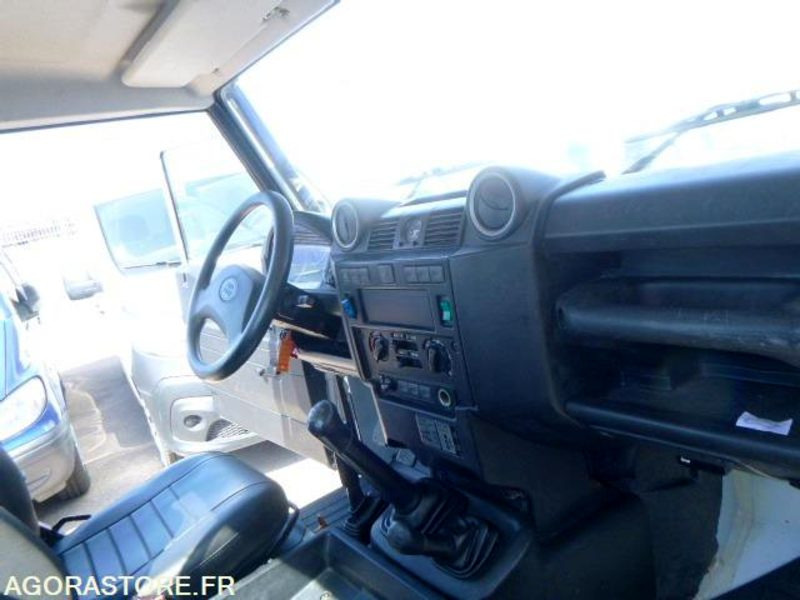 DEFENDER -Land Rover - 2011 - 131930km - 122ch - BON ETAT - سيارة دفع رباعي: صور 4 DEFENDER -Land Rover - 2011 - 131930km - 122ch - BON ETAT - سيارة دفع رباعي: صور 4