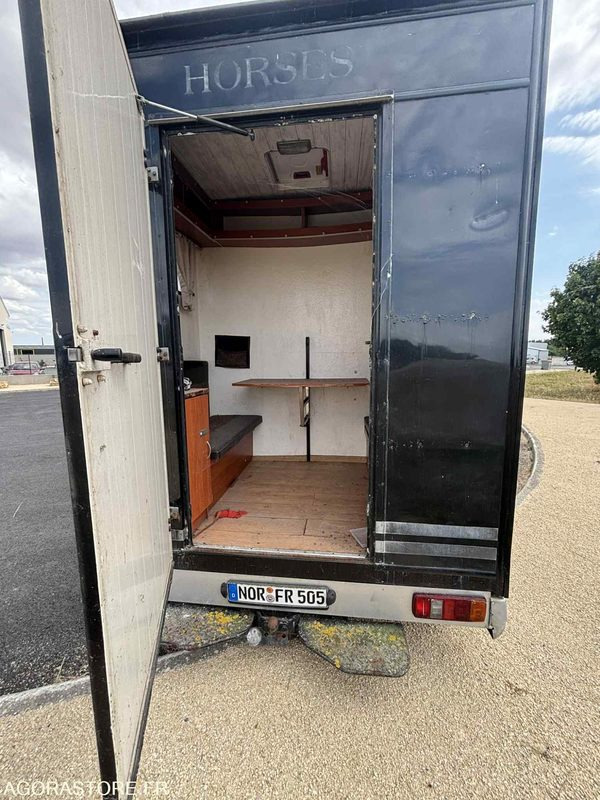 Fourgon FORD - Transport de 2 Chevaux - 2004 - 137 510 KM - فان: صور 4 Fourgon FORD - Transport de 2 Chevaux - 2004 - 137 510 KM - فان: صور 4