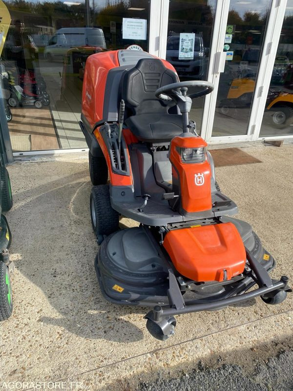 Husqvarna RC320TS 4x4 - جزازة المروج: صور 3 Husqvarna RC320TS 4x4 - جزازة المروج: صور 3