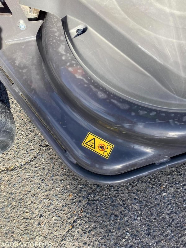 Husqvarna RC320TS 4x4 - جزازة المروج: صور 4 Husqvarna RC320TS 4x4 - جزازة المروج: صور 4