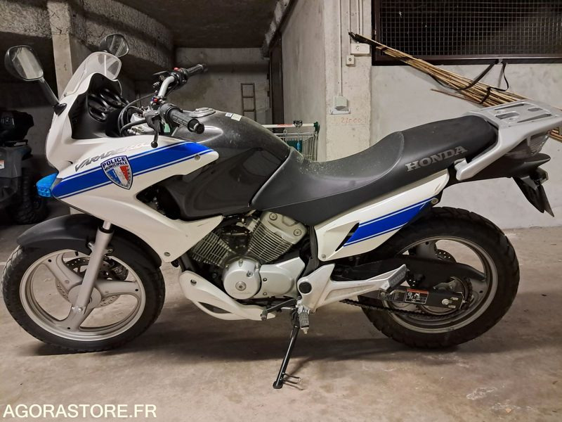 MOTO HONDA VARADERO 125 - POLICE MUNICIPALE - دراجة بخارية: صور 1 MOTO HONDA VARADERO 125 - POLICE MUNICIPALE - دراجة بخارية: صور 1