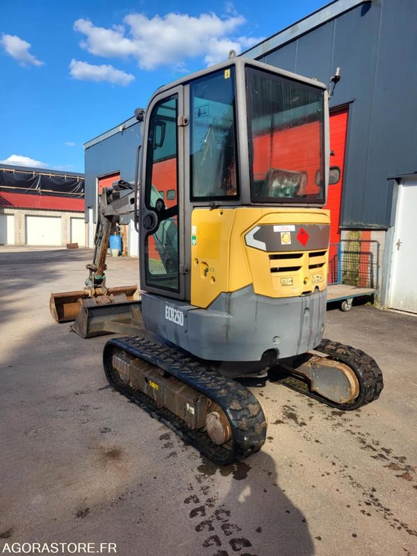 Mini pelle Volvo ecr25d - حفارة مصغرة: صور 2 Mini pelle Volvo ecr25d - حفارة مصغرة: صور 2