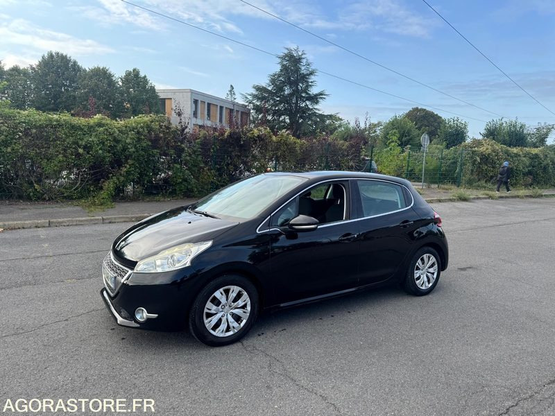 PEUGEOT 208 1.4 HDI ALLURE 197 000 KM - سيارة: صور 2 PEUGEOT 208 1.4 HDI ALLURE 197 000 KM - سيارة: صور 2