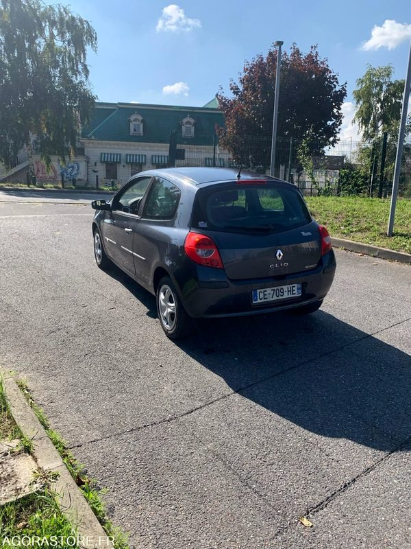 RENAULT CLIO III 16V 2006 238000 KM - سيارة: صور 5 RENAULT CLIO III 16V 2006 238000 KM - سيارة: صور 5