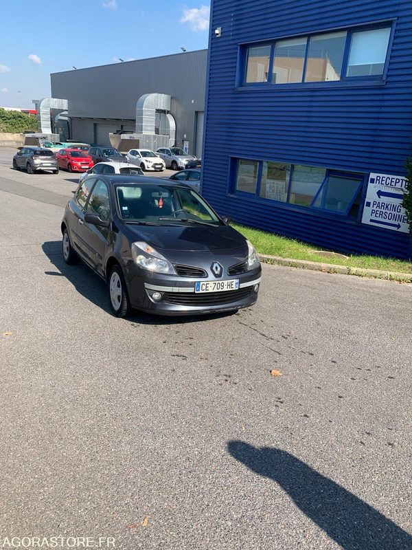 RENAULT CLIO III 16V 2006 238000 KM - سيارة: صور 1 RENAULT CLIO III 16V 2006 238000 KM - سيارة: صور 1