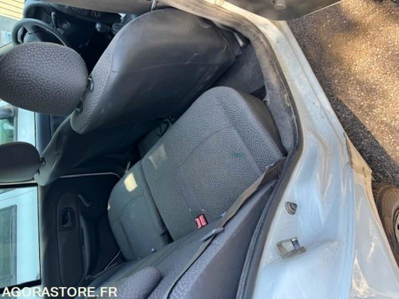 Renault CLIO 2 - سيارة: صور 4 Renault CLIO 2 - سيارة: صور 4