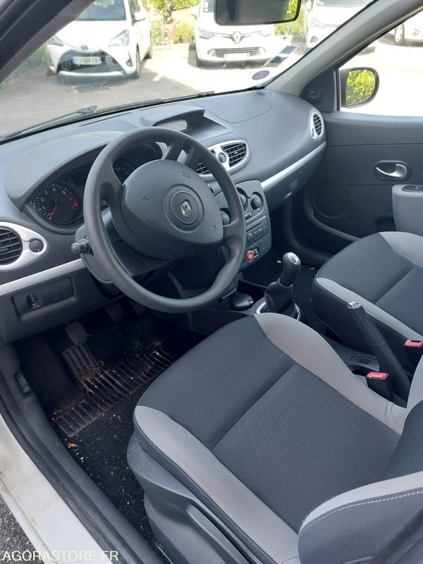 Renault Clio Blanche BW707VC de 2011 - 100300 km - سيارة: صور 3 Renault Clio Blanche BW707VC de 2011 - 100300 km - سيارة: صور 3