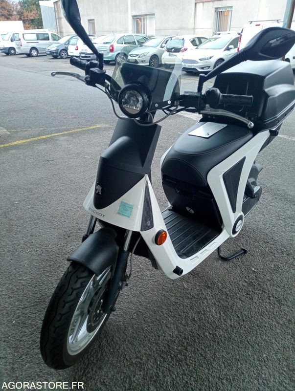 Scooter électrique Peugeot Genzee - دراجة بخارية: صور 1 Scooter électrique Peugeot Genzee - دراجة بخارية: صور 1