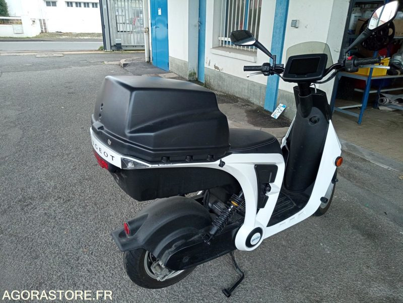 Scooter électrique Peugeot Genzee - دراجة بخارية: صور 4 Scooter électrique Peugeot Genzee - دراجة بخارية: صور 4