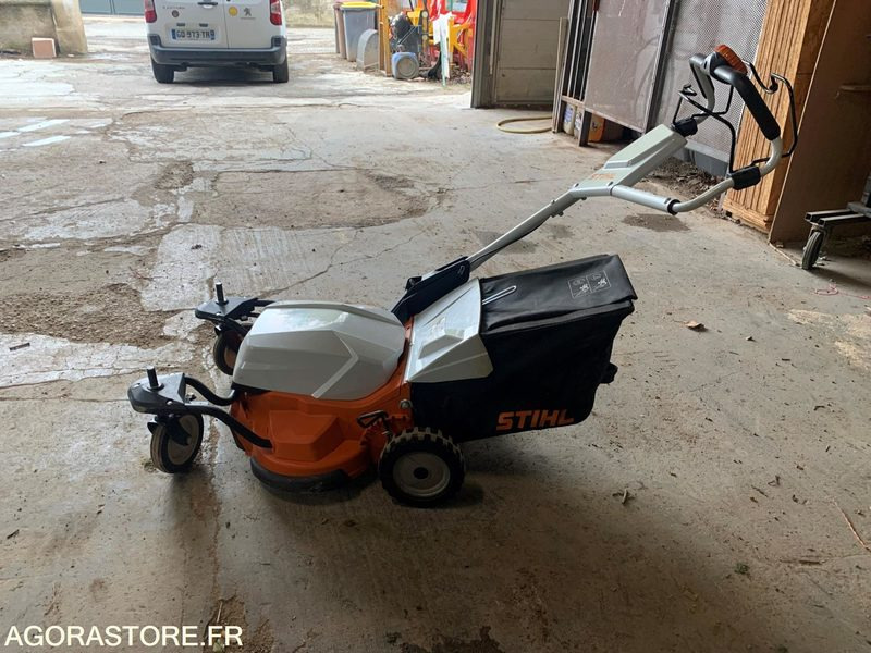 Tondeuse STIHL - جزازة المروج: صور 1 Tondeuse STIHL - جزازة المروج: صور 1