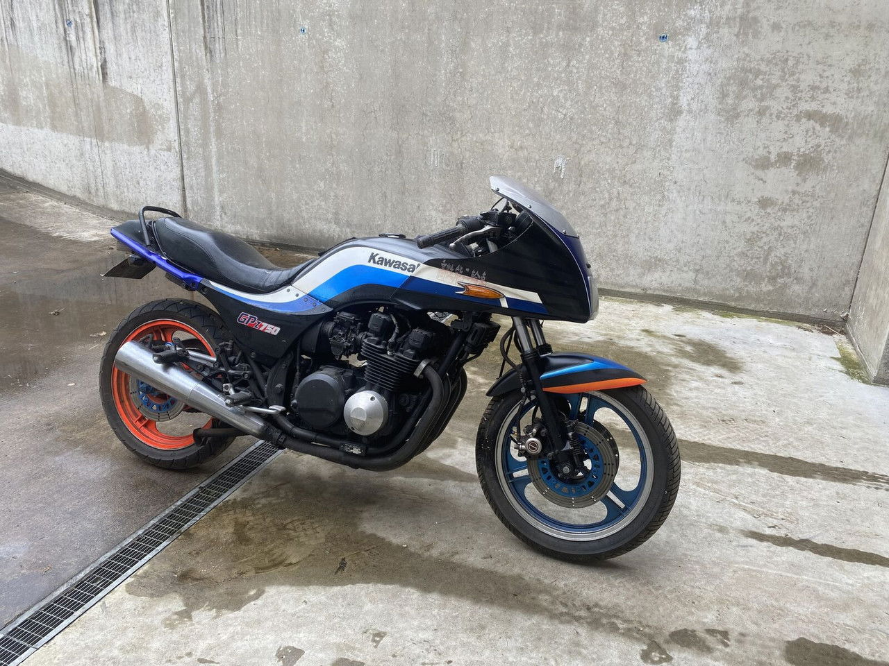 Kawasaki GPZ 750 - دراجة بخارية: صور 1 Kawasaki GPZ 750 - دراجة بخارية: صور 1