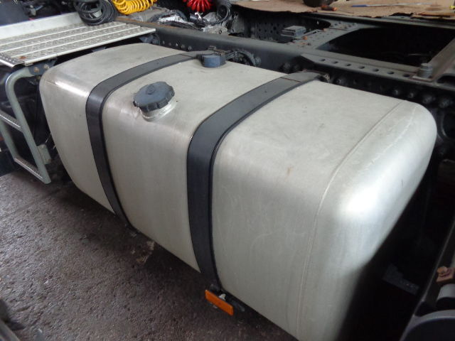 Mercedes-Benz aluminum with brackets - خزان وقود - شاحنة: صور 3 Mercedes-Benz aluminum with brackets - خزان وقود - شاحنة: صور 3