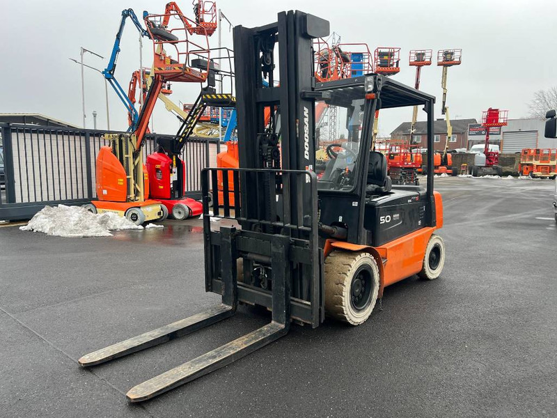 Doosan B50X5 5T 6m Triplex non-marking (1841) - رافعة شوكية كهربائية: صور 3 Doosan B50X5 5T 6m Triplex non-marking (1841) - رافعة شوكية كهربائية: صور 3