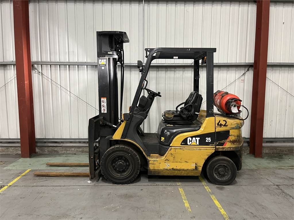 CAT GP25NT - رافعة شوكية تعمل بالغاز: صور 1 CAT GP25NT - رافعة شوكية تعمل بالغاز: صور 1