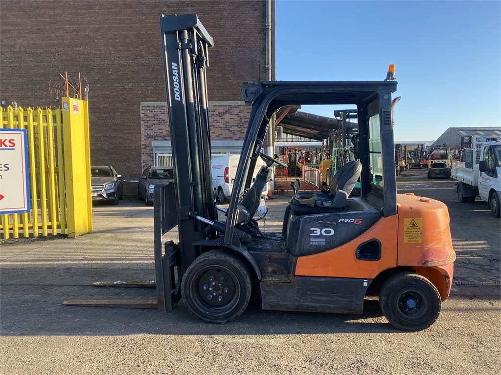 Doosan D30S-5 - رافعة شوكية ديزل: صور 1 Doosan D30S-5 - رافعة شوكية ديزل: صور 1