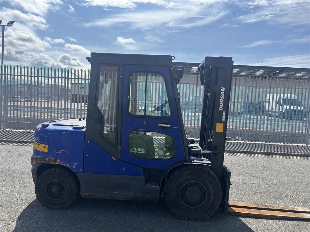 Doosan D45SC-5 - رافعة شوكية ديزل: صور 4 Doosan D45SC-5 - رافعة شوكية ديزل: صور 4