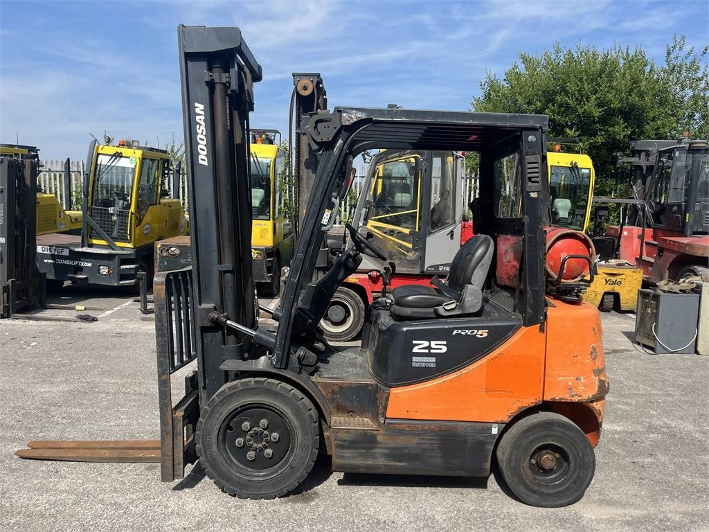Doosan G25E-5 - رافعة شوكية تعمل بالغاز: صور 1 Doosan G25E-5 - رافعة شوكية تعمل بالغاز: صور 1