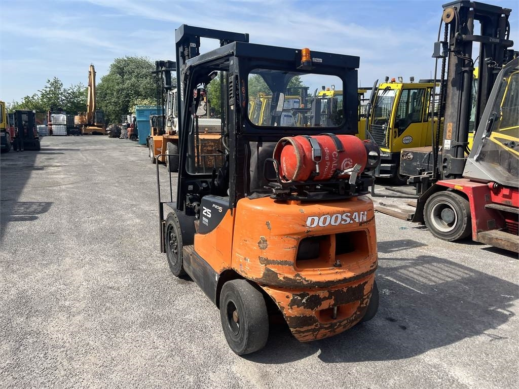 Doosan G25E-5 - رافعة شوكية تعمل بالغاز: صور 4 Doosan G25E-5 - رافعة شوكية تعمل بالغاز: صور 4