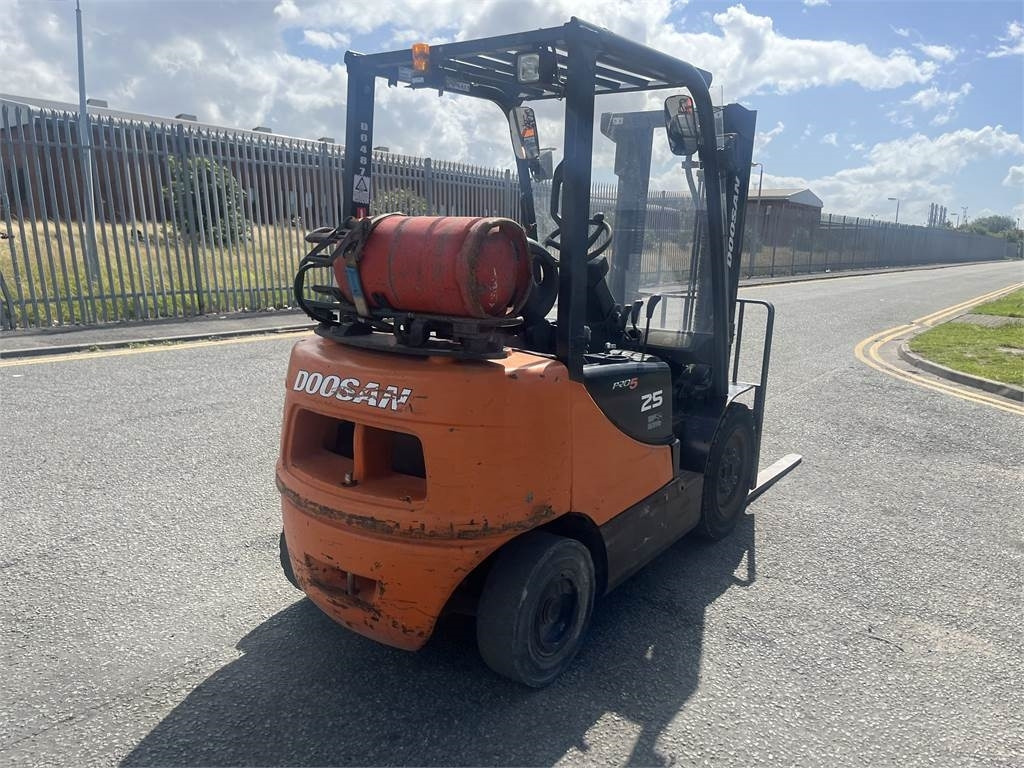 Doosan G25P-5 - رافعة شوكية تعمل بالغاز: صور 5 Doosan G25P-5 - رافعة شوكية تعمل بالغاز: صور 5
