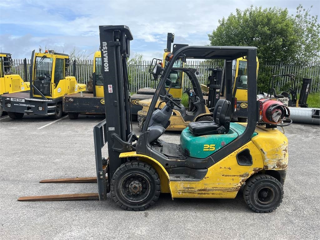 Komatsu FG25HT-16R - رافعة شوكية تعمل بالغاز: صور 1 Komatsu FG25HT-16R - رافعة شوكية تعمل بالغاز: صور 1