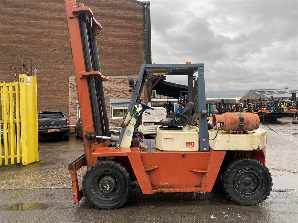 Nissan BF05H50U - رافعة شوكية ديزل: صور 1 Nissan BF05H50U - رافعة شوكية ديزل: صور 1