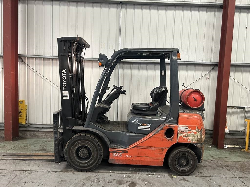 Toyota 02-8FGF25 - رافعة شوكية تعمل بالغاز: صور 1 Toyota 02-8FGF25 - رافعة شوكية تعمل بالغاز: صور 1