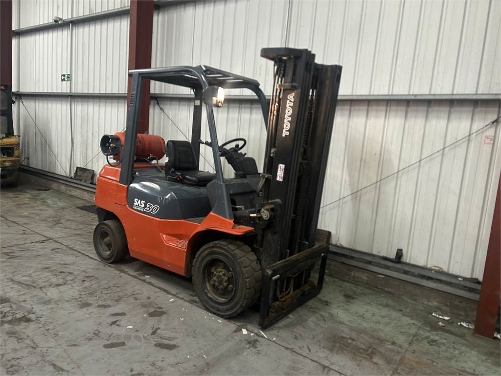 Toyota 7FGF30  - رافعة شوكية تعمل بالغاز: صور 4 Toyota 7FGF30  - رافعة شوكية تعمل بالغاز: صور 4