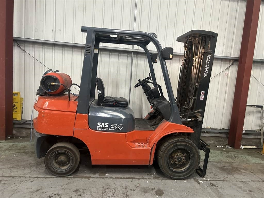 Toyota 7FGF30  - رافعة شوكية تعمل بالغاز: صور 5 Toyota 7FGF30  - رافعة شوكية تعمل بالغاز: صور 5