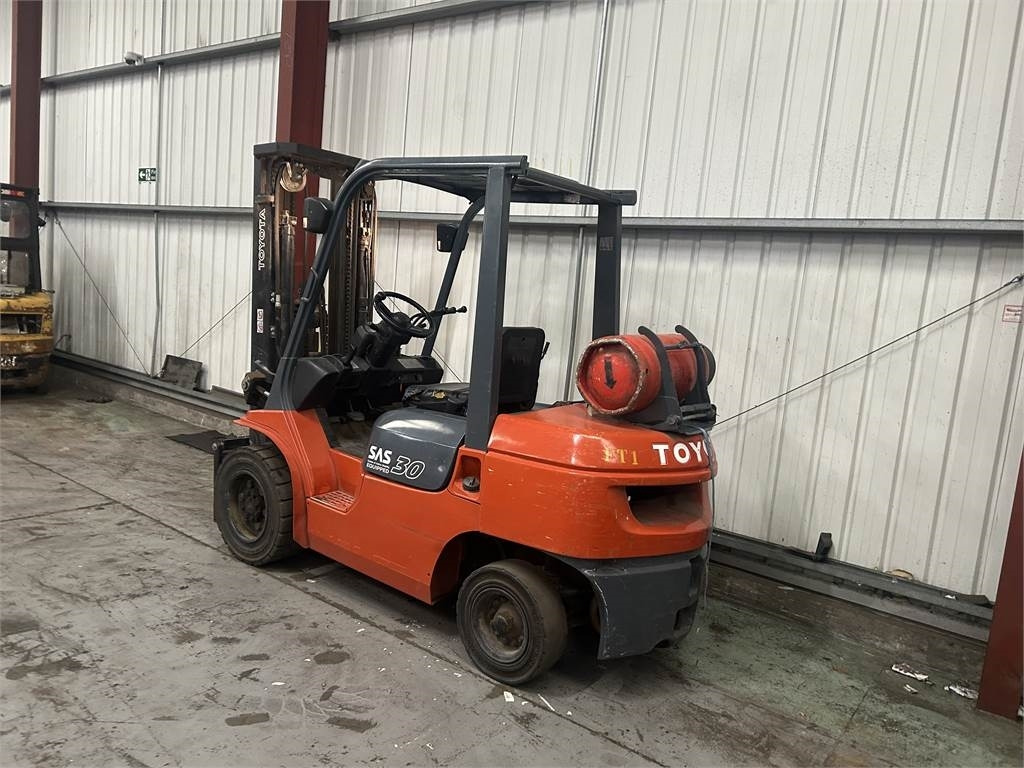 Toyota 7FGF30  - رافعة شوكية تعمل بالغاز: صور 3 Toyota 7FGF30  - رافعة شوكية تعمل بالغاز: صور 3