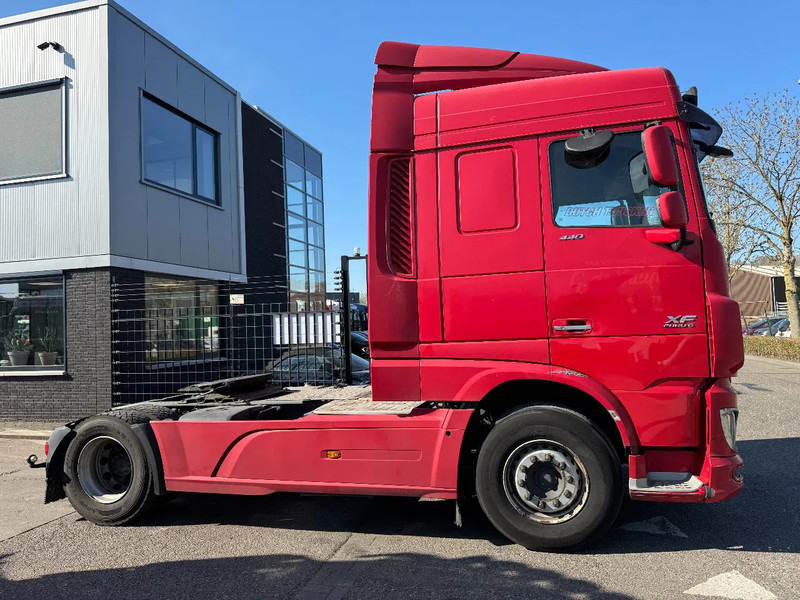 DAF XF 440 4X2 EURO 6 SKIRTS 2017 - شاحنة جرار: صور 4 DAF XF 440 4X2 EURO 6 SKIRTS 2017 - شاحنة جرار: صور 4