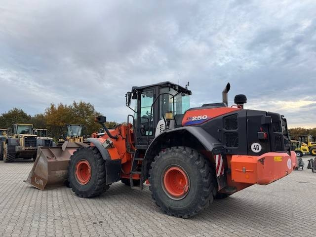 Hitachi ZW 250-6 - اللودر بعجل: صور 1 Hitachi ZW 250-6 - اللودر بعجل: صور 1