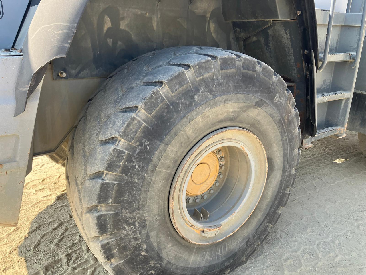 اللودر بعجل LIEBHERR L 566: صور 13