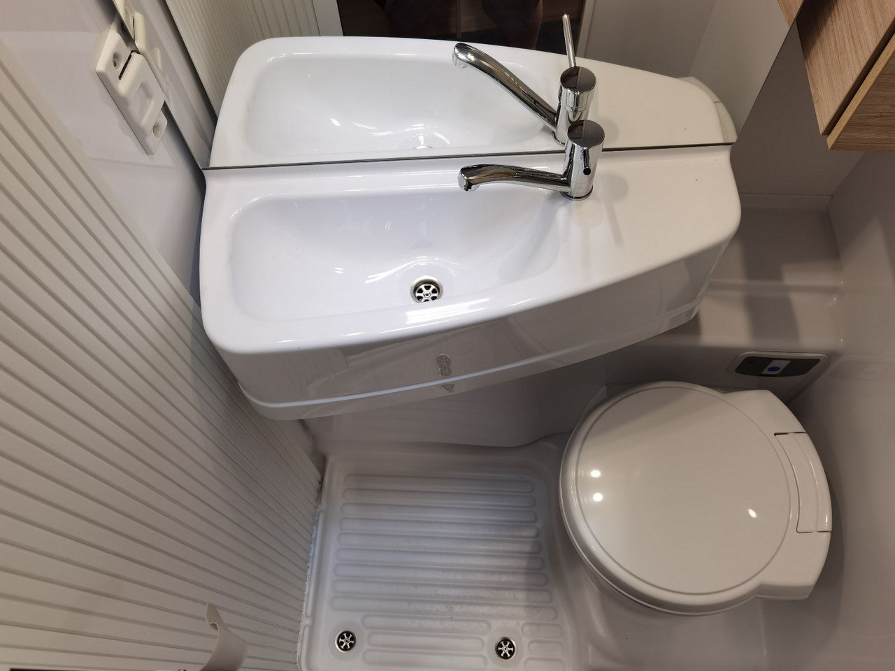 تأجير  Chausson C 727 FIRST LINE /140PS / EINZELBETTEN & ALKOVEN Chausson C 727 FIRST LINE /140PS / EINZELBETTEN & ALKOVEN: صور 20