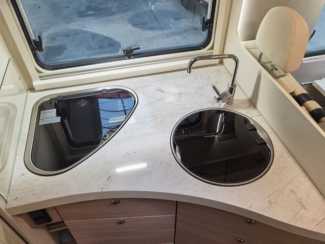 موتر هوم سقف عالي Eura Mobil ACTIVA ONE 630 LS / -2025- / 140PS / RAUMWUNDER: صور 19