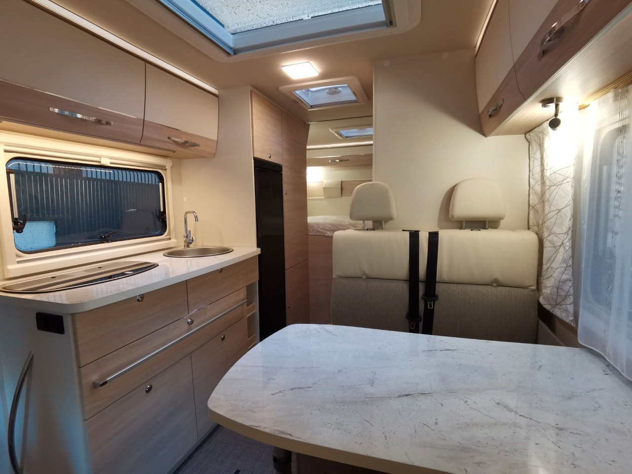 موتر هوم سقف عالي Eura Mobil ACTIVA ONE 690 HB / 180PS-9G AUTOMATIK -40H MAXI: صور 12 موتر هوم سقف عالي Eura Mobil ACTIVA ONE 690 HB / 180PS-9G AUTOMATIK -40H MAXI: صور 12