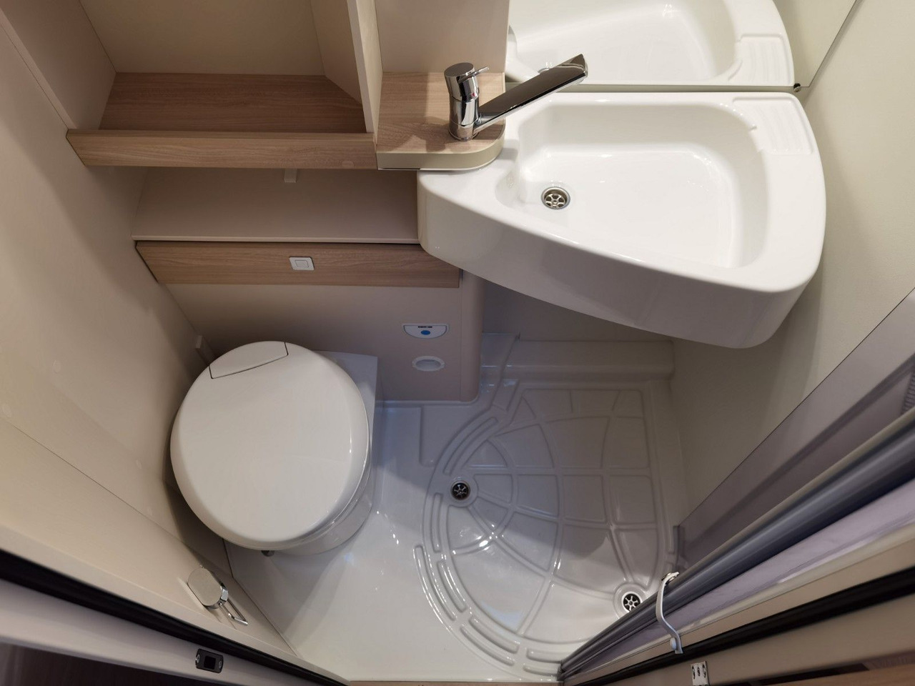 موتر هوم سقف عالي Eura Mobil ACTIVA ONE 690 HB / 180PS-9G AUTOMATIK -40H MAXI: صور 21 موتر هوم سقف عالي Eura Mobil ACTIVA ONE 690 HB / 180PS-9G AUTOMATIK -40H MAXI: صور 21